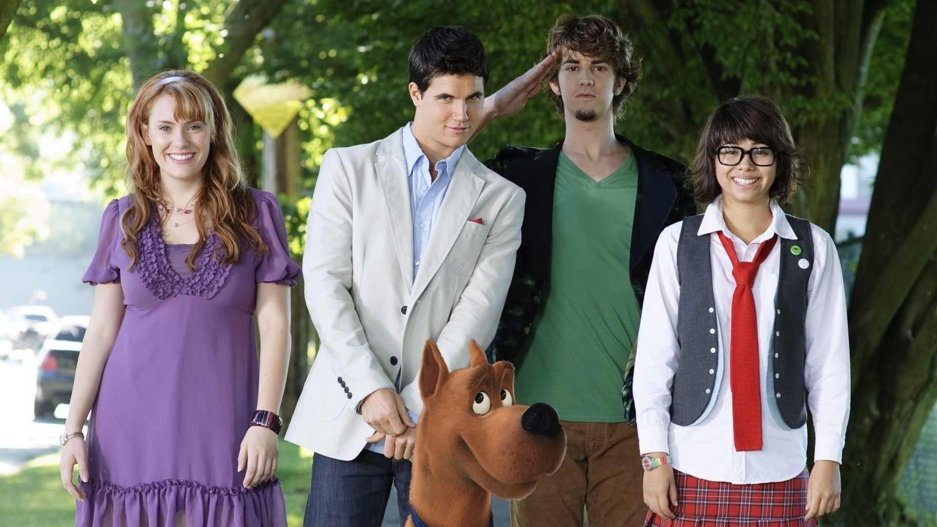 Scooby-Doo! The Mystery Begins Poster